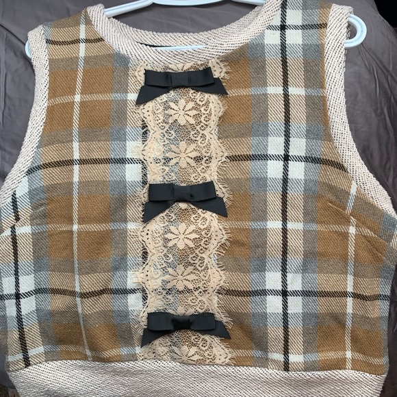 Beautiful earth toned vest! Wear over an oversized button up or buy itself! - Picture 3 of 4